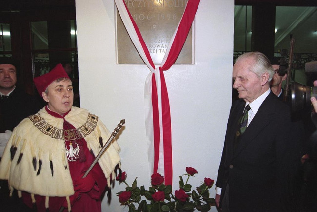 Uroczystość odsłonięcia tablicy pamiątkowej „Młodzieży ku potędze Rzeczypospolitej”, rektor prof. Janina Jóźwiak i prof. Jan Drewnowski, 17 kwietnia 1996 roku