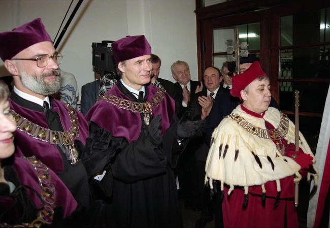 Uroczystość odsłonięcia tablicy pamiątkowej „Młodzieży ku potędze Rzeczypospolitej”. Na zdjęciu: prof. Marek Rocki – prorektor, prof. Krzysztof Rutkowski – prorektor, rektor prof. Janina Jóźwiak, 17 kwietnia 1996 roku