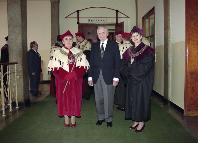 Uroczystość 90-lecia Szkoły, 17 kwietnia 1996 roku. Na zdjęciu: prof. Janina Jóźwiak – rektor, prof. Jan Drewnowski, prof. Elżbieta Adamowicz – prorektor