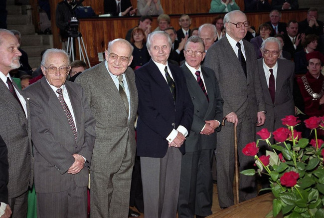 Uroczyste posiedzenie Senatu z okazji 90-lecia SGH, wręczenie pamiątkowych medali 90-lecia SGH, 17 kwietnia 1996 roku