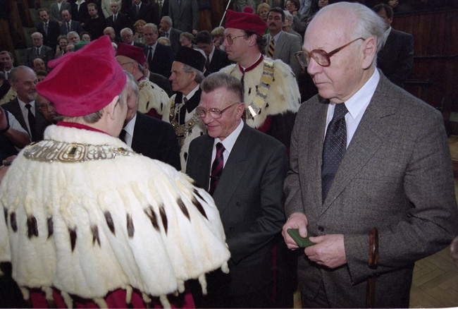 Uroczyste posiedzenie Senatu z okazji 90-lecia SGH, wręczenie pamiątkowych medali 90-lecia SGH. Medal odbiera prof. Zygmunt Bosiakowski i prof. Kazimierz Boczar