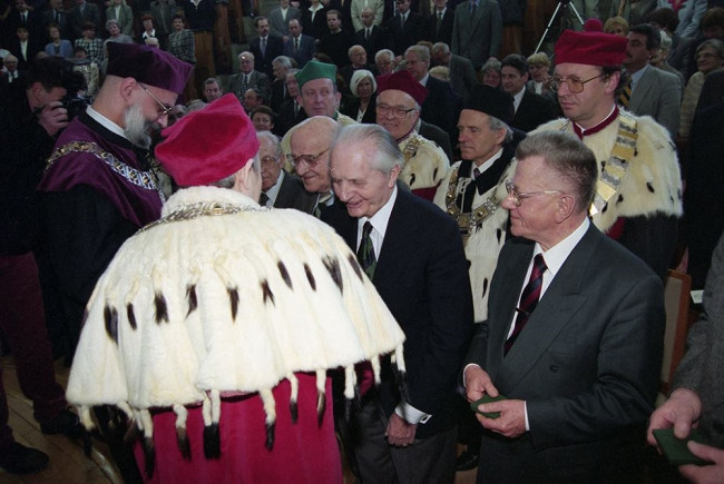 Uroczyste posiedzenie Senatu z okazji 90-lecia SGH, wręczenie pamiątkowych medali 90-lecia SGH. Medal odbiera prof. Jan Drewnowski