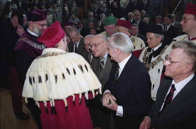 Uroczyste posiedzenie Senatu z okazji 90-lecia SGH, wręczenie pamiątkowych medali 90-lecia SGH. Medal odbiera prof. Tadeusz Czechowski