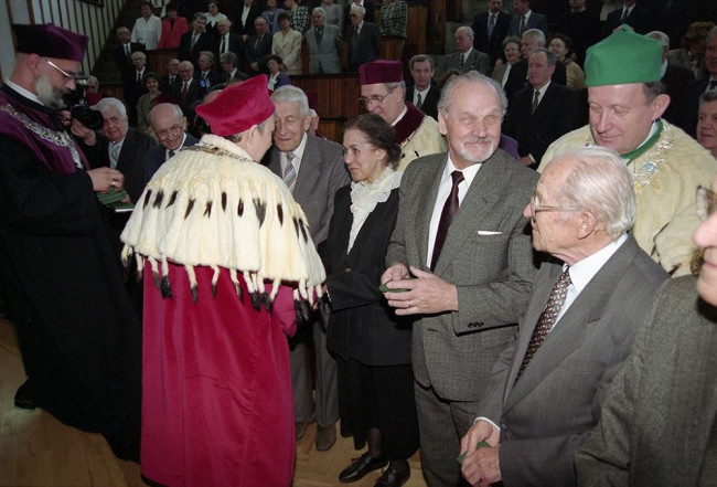 Uroczyste posiedzenie Senatu z okazji 90-lecia SGH, wręczenie pamiątkowych medali 90-lecia SGH. Na zdjęciu: prof. Tadeusz Kierczyński, prof. Eugeniusz Gorzelak, prof. Irena Kostrowicka