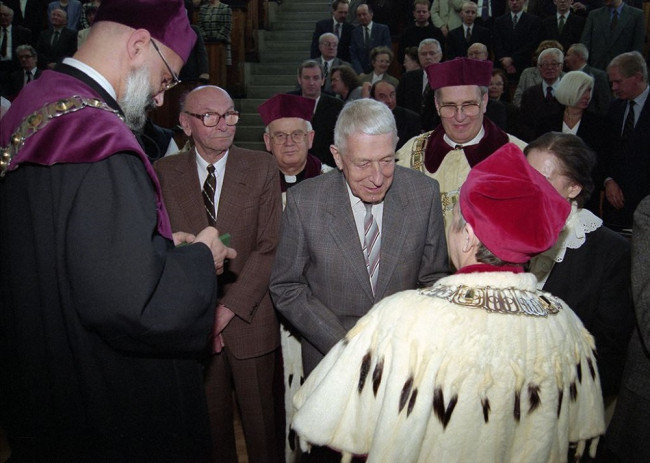 Uroczyste posiedzenie Senatu z okazji 90-lecia SGH, wręczenie pamiątkowych medali 90-lecia SGH. Medal odbiera Jerzy Kozłowski, wieloletni przewodniczący Stowarzyszenia Wychowanków SGH. Na zdjęciu również prof. Roman Kulczycki