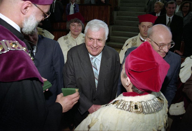 Uroczyste posiedzenie Senatu z okazji 90-lecia SGH, wręczenie pamiątkowych medali 90-lecia SGH. Medal odbiera prof. Jerzy Lisikiewicz