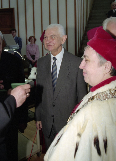 Uroczyste posiedzenie Senatu z okazji 90-lecia SGH, wręczenie pamiątkowych medali 90-lecia SGH. Medal odbiera prof. Józef Sołdaczuk