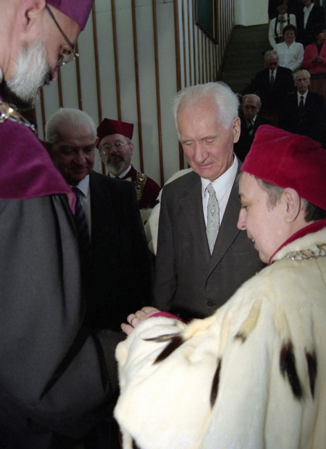 Uroczyste posiedzenie Senatu z okazji 90-lecia SGH, wręczenie pamiątkowych medali 90-lecia SGH. Medal odbiera prof. Kazimierz Secomski