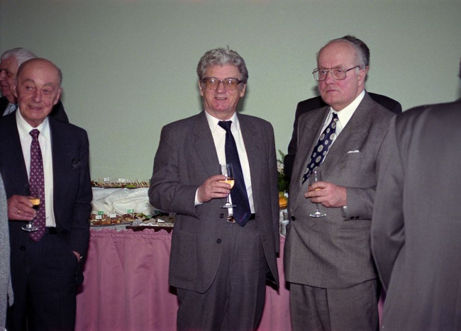 90-lecie SGH, spotkanie w sali Senatu, 17 kwietnia 1996 roku. Na zdjęciu: prof. Witold Bień, prof. Henryk Hajduk