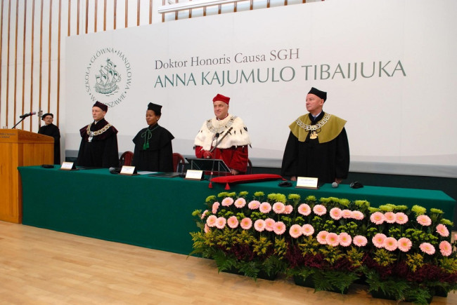 Uroczystość nadania tytułu doktora honoris causa SGH profesor Annie Kajmulo Tibaijuka. Na zdjęciu: prof. Marek Bryx – prorektor, prof. Anna Kajmulo Tibaijuka, rektor prof. Adam Budnikowski, prof. Andrzej Herman – dziekan Kolegium Nauk o Przedsiębiorstwie