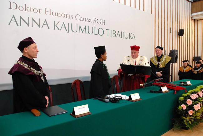 Rektor prof. Adam Budnikowski wręcza dyplom doktora honoris causa profesor Annie Kajmulo Tibaijuka