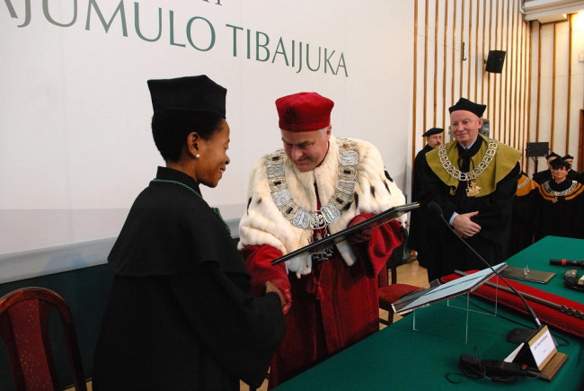 Rektor prof. Adam Budnikowski wręcza dyplom doktora honoris causa profesor Annie Kajmulo Tibaijuka