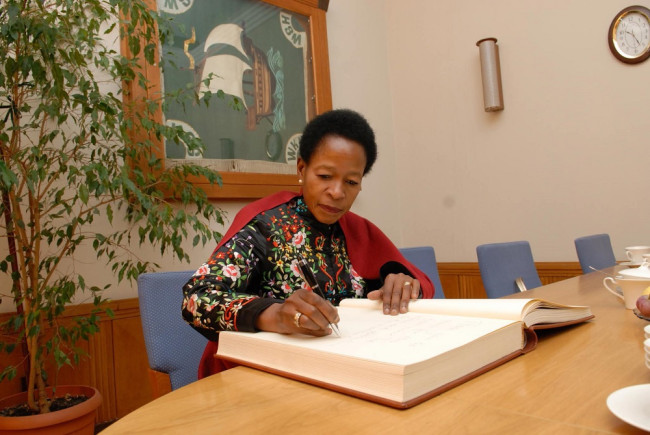 Prof. Anna Kajmulo Tibaijuka wpisuje się do księgi pamiątkowej