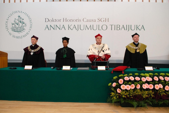 Uroczystość nadania tytułu doktora honoris causa SGH profesor Annie Kajmulo Tibaijuka. Na zdjęciu: prof. Marek Bryx – prorektor, prof. Anna Kajmulo Tibaijuka, rektor prof. Adam Budnikowski, prof. Andrzej Herman – dziekan Kolegium Nauk o Przedsiębiorstwie