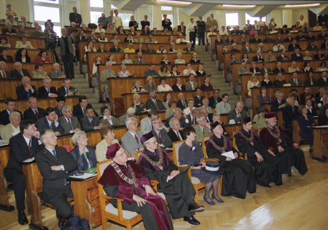 Uroczystość nadania tytułu doktora honoris causa profesorowi Dirk J. van de Kaa. Goście i społeczność akademicka