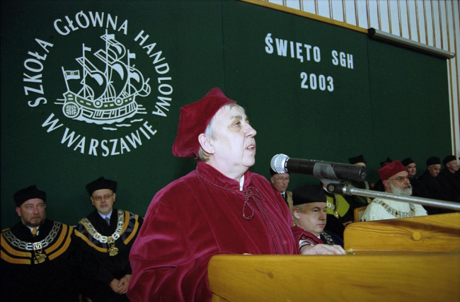 Uroczystość nadania tytułu doktora honoris causa profesorowi Dirk J. van de Kaa. Ludację wygłasza prof. Janina Jóźwiak