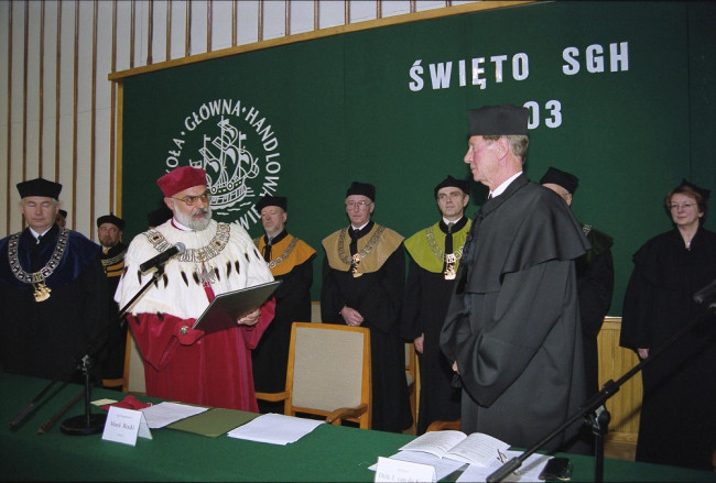 Rektor prof. Marek Rocki wręcza dyplom doktora honoris causa profesorowi Dirk J. van de Kaa