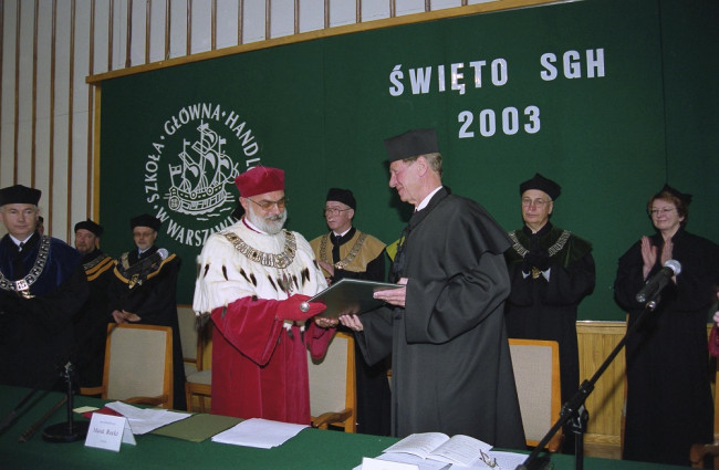 JM Rektor prof. Marek Rocki wręcza dyplom doktora honoris causa profesorowi Dirk J. van de Kaa