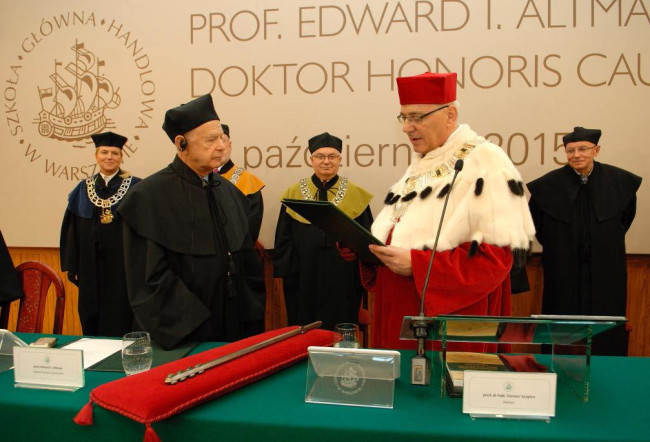 Uroczystość nadania tytułu doktora honoris causa SGH profesorowi Edwardowi I. Altmanowi. Dyplom wręcza rektor prof. Tomasz Szapiro