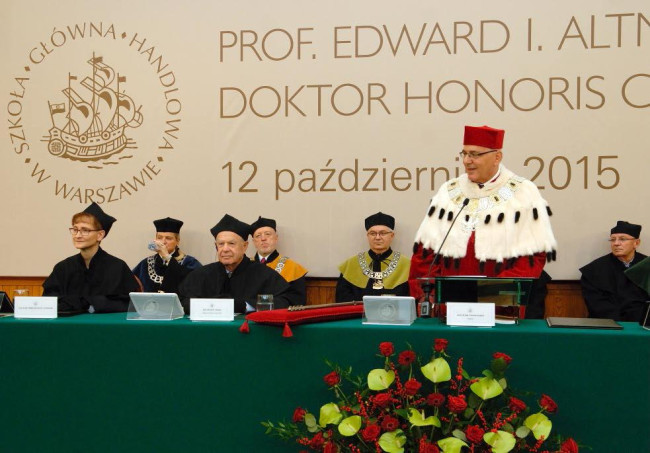 Uroczystość nadania tytułu doktora honoris causa SGH profesorowi Edwardowi I. Altmanowi. Przemawia rektor prof. Tomasz Szapiro. Na zdjęciu: prof. Małgorzata Iwanicz-Drozdowska, prof. Edward I. Altman