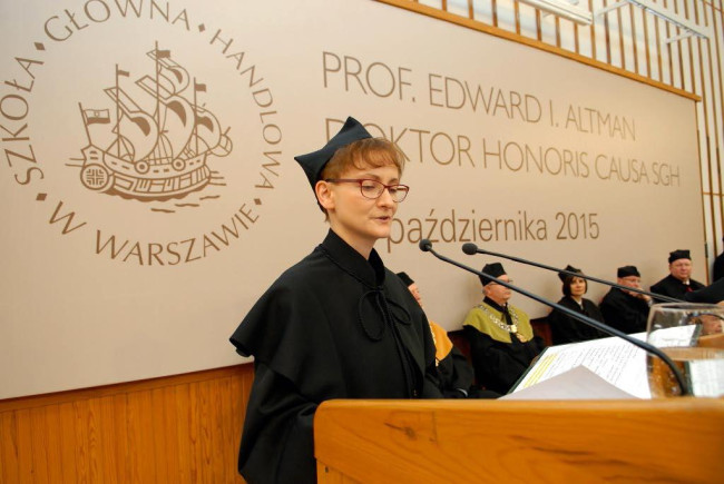 Uroczystość nadania tytułu doktora honoris causa SGH profesorowi Edwardowi I. Altmanowi. Laudację wygłasza prof. Małgorzata Iwanicz-Drozdowska