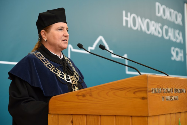 Uroczystość nadania tytułu doktora honoris causa SGH profesorowi Fransowi Willekensowi. Przemawia prof. Joanna Plebaniak, dziekan Kolegium Analiz Ekonomicznych