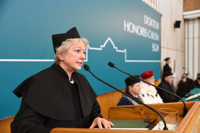 Uroczystość nadania tytułu doktora honoris causa SGH profesorowi Fransowi Willekensowi. Laudację przedstawia prof. Irena Kotowska