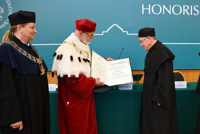 Uroczystość nadania tytułu doktora honoris causa SGH profesorowi Fransowi Willekensowi. Na zdjęciu: prof. Joanna Plebaniak, dziekan Kolegium Analiz Ekonomicznych, rektor prof. Marek Rocki, prof. Frans Willekens