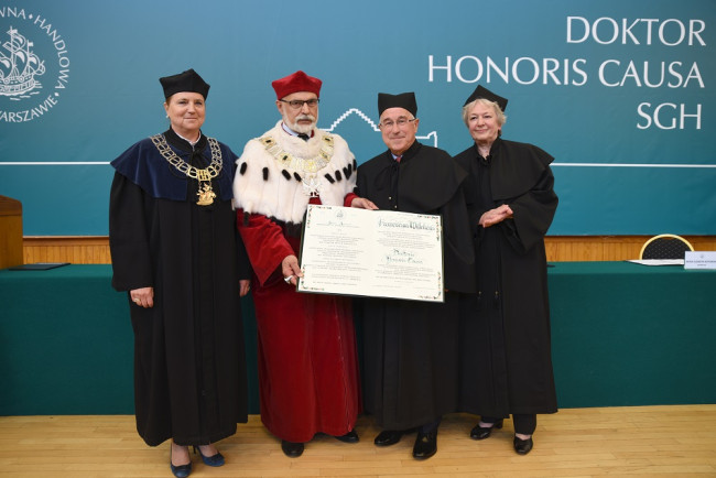 Uroczystość nadania tytułu doktora honoris causa SGH profesorowi Fransowi Willekensowi. Na zdjeciu: prof. Joanna Plebaniak, dziekan Kolegium Analiz Ekonomicznych, rektor prof. Marek Rocki, prof. Frans Willekens, prof. Irena Kotowska