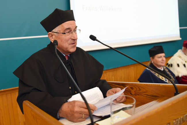 Uroczystość nadania tytułu doktora honoris causa SGH profesorowi Fransowi Willekensowi. Wykład wygłasza prof. Fransowi Willekensow