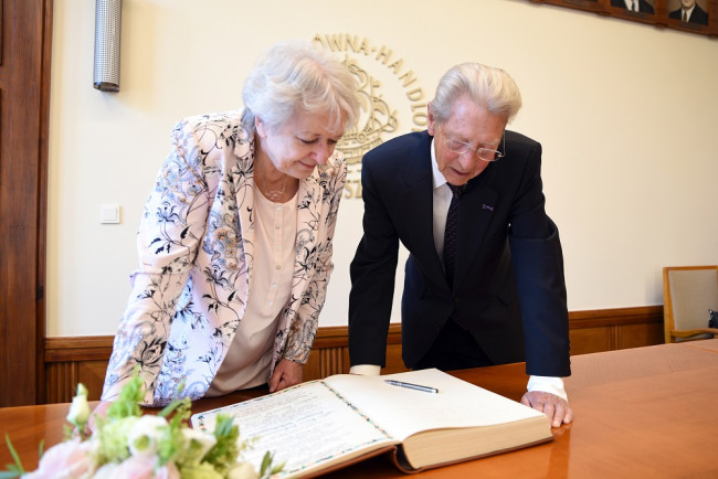 Prof. Irena Kotowska i prof. Dirk J. Van de Kaa, doktor honoris causa SGH z 2003 roku