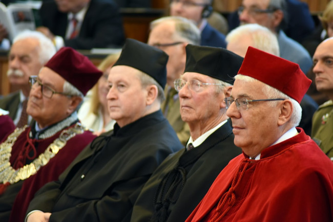 Uroczystość nadania tytułu doktora honoris causa SGH profesorowi Fransowi Willekensowi. Na zdjęciu: prof. Tomasz Szapiro, rektor SGH w latach  2012–2016, prof. Dirk J. Van de Kaa, doktor honoris causa SGH z 2003 roku, Krzysztof Pietraszkiewicz, doktor honoris causa SGH z 2017 roku