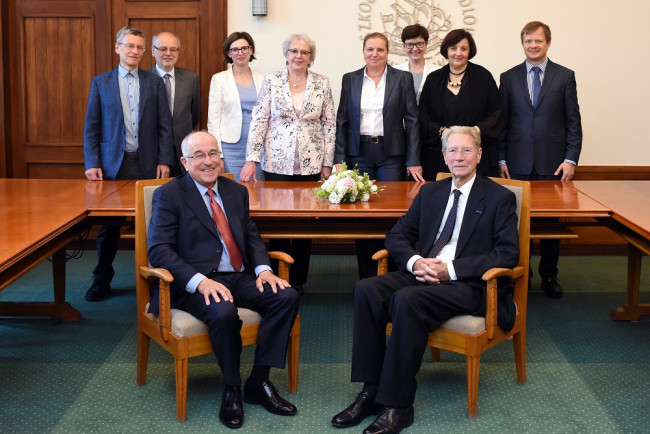 Uroczystość nadania tytułu doktora honoris causa SGH profesorowi​ Fransowi Willekensowi  Spotkanie w Sali Senatu​. Na zdjęciu: prof. Frans Willekens i prof. Dirk J. Van de Kaa, doktor honoris causa SGH z 2003 roku