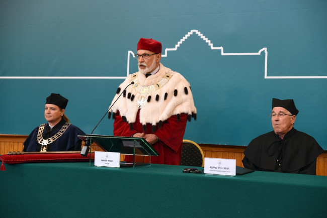 Uroczystość nadania tytułu doktora honoris causa SGH profesorowi Fransowi Willekensowi. Na zdjęciu: prof. Joanna Plebaniak, dziekan Kolegium Analiz Ekonomicznych, rektor prof. Marek Rocki, prof. Frans Willekens