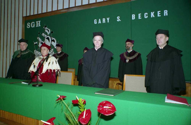 Uroczystość nadania tytułu doktora honoris causa SGH Profesorowi Garemu S. Beckerowi. Na zdjęciu: prof. Romuald Bauer, dziekan Kolegium Zarządzania i Finansów, rektor prof. Janina Jóźwiak, prof. Stanley Becker, prof. Eugeniusz Rychlewski