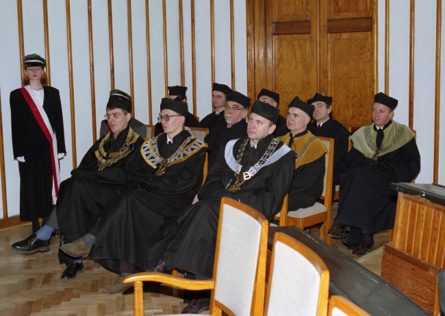 Uroczystość nadania tytułu doktora honoris causa SGH Profesorowi Garemu S. Beckerowi. Członkowie Senatu SGH