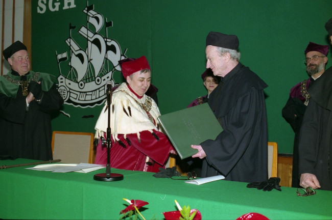 Rektor prof. Janina Jóźwiak wręcza dyplom doktora honoris causa SGH profesorowi Garemu S. Beckerowi