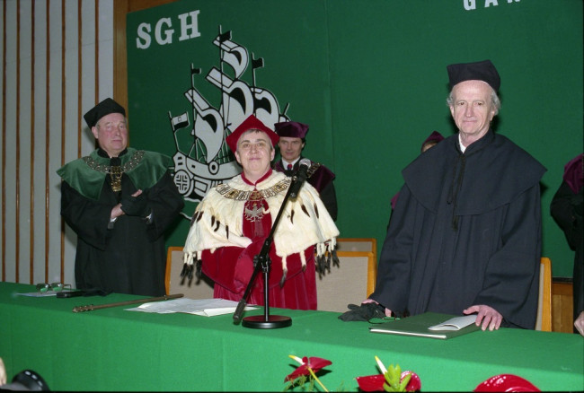 Uroczystość nadania tytułu doktora honoris causa SGH Profesorowi Garemu S. Beckerowi. Na zdjęciu: prof. Romuald Bauer, dziekan Kolegium Zarządzania i Finansów, JM Rektor prof. Janina Jóźwiak, prof. Stanley Becker