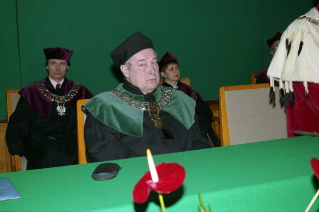 Uroczystość nadania tytułu doktora honoris causa SGH Profesorowi Garemu S. Beckerowi. Prof. Romuald Bauer, dziekan Kolegium Zarządzania i Finansów