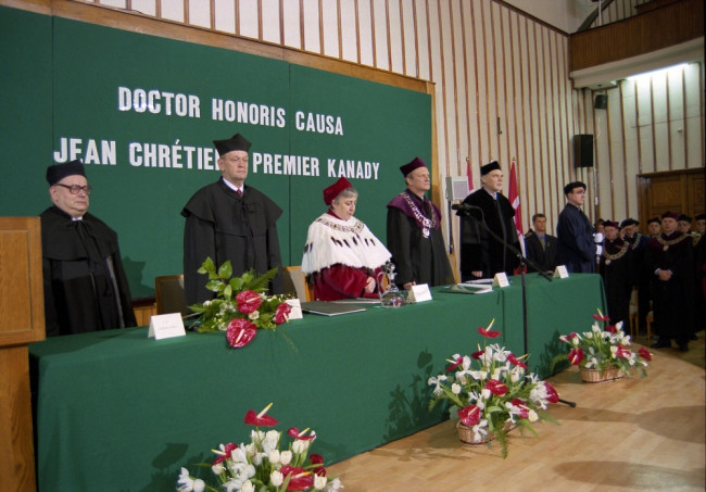 Uroczystość nadania tytułu doktora honoris causa SGH Jeanowi Chrétienowi, premierowi Kanady. Na zdjęciu: prof. Andrzej Całus, premier Jean Chrétien, rektor prof. Janina Jóźwiak, prof. Marian Geldner, prorektor, premier Kanady, prof. Marek Safjan