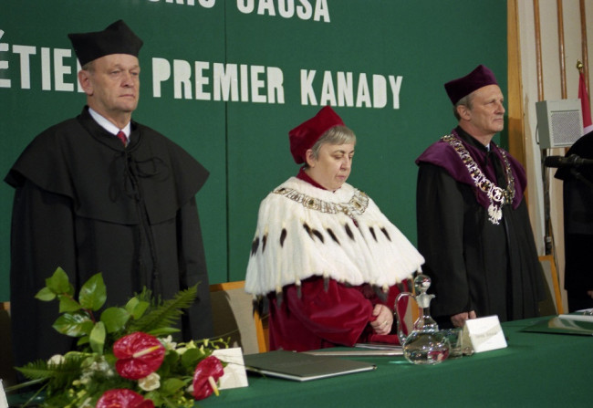 Uroczystość nadania tytułu doktora honoris causa SGH Jeanowi Chrétienowi, premierowi Kanady. Na zdjęciu: prof. premier Jean Chrétien, rektor prof. Janina Jóźwiak, prof. Marian Geldner, prorektor