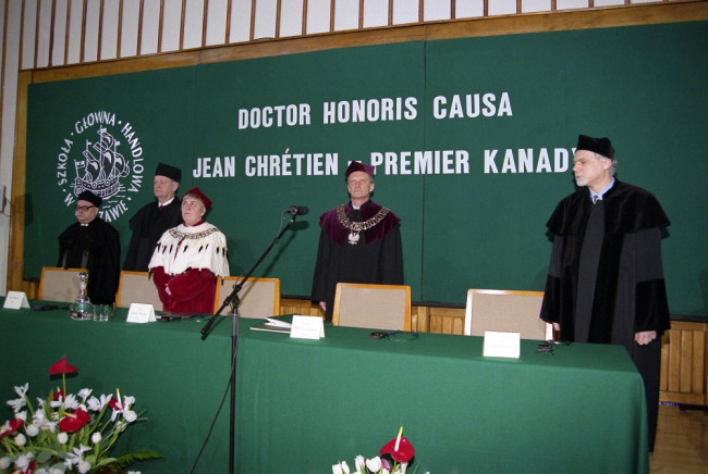 Uroczystość nadania tytułu doktora honoris causa SGH Jeanowi Chrétienowi, premierowi Kanady. Na zdjęciu: prof. Marek Safjan, prof. Marian Geldner, rektor prof. Janina Jóźwiak, Jean Chrétien, premier Kanady, prof. Andrzej Całus