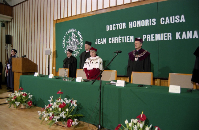 Uroczystość nadania tytułu doktora honoris causa SGH Jeanowi Chrétienowi, premierowi Kanady. Na zdjęciu: prof. Marian Geldner, rektor prof. Janina Jóźwiak, Jean Chrétien, premier Kanady, prof. Andrzej Całus