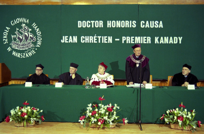 Uroczystość nadania tytułu doktora honoris causa SGH Jeanowi Chrétienowi, premierowi Kanady. Na zdjęciu: prof. Marek Safjan, prof. Marian Geldner, rektor prof. Janina Jóźwiak, Jean Chrétien, premier Kanady, prof. Andrzej Całus