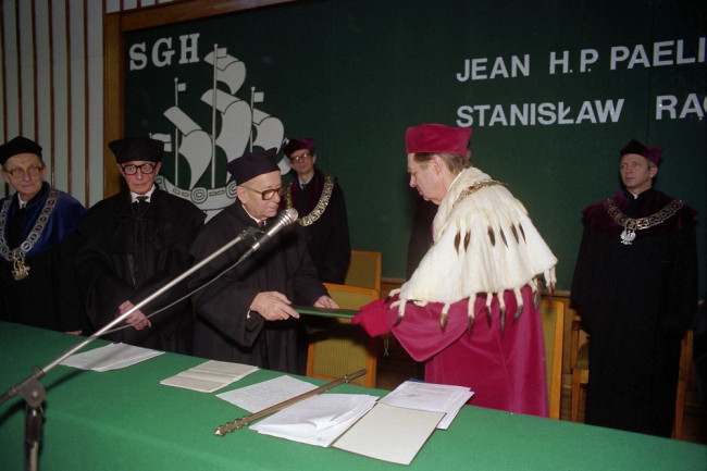 Rektor prof. Aleksander Müller wręcza dyplom doktora honoris causa SGH prof. Stanisławowi Rączkowskiemu