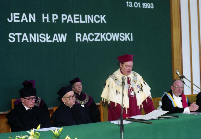 Uroczystość nadania tytułu doktora honoris causa SGH Profesorowi Jean H.P. Paelnickowi i Profesorowi Stanisławowi Rączkowskiemu. Przemawia rektor prof. Aleksander Müller