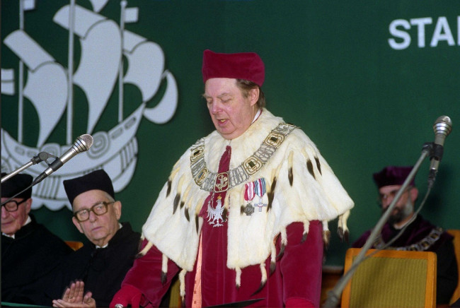 Uroczystość nadania tytułu doktora honoris causa SGH Profesorowi Jean H.P. Paelnick i Profesorowi Stanisławowi Rączkowskiemu. Przemawia rektor prof. Aleksander Müller