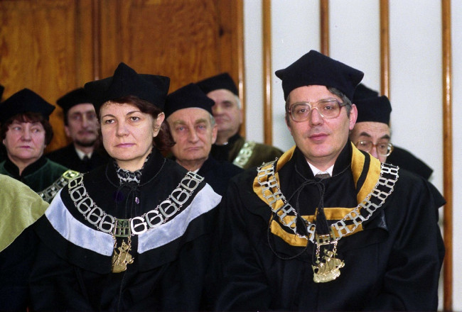 Uroczystość nadania tytułu doktora honoris causa SGH Profesorowi Jean H.P. Paelnick i Profesorowi Stanisławowi Rączkowskiemu. Na zdjęciu: prof. Maria Podgórska, dziekan Studium Podstawowego i prof. Tomasz Szapiro, dziekan Studium Dyplomowego