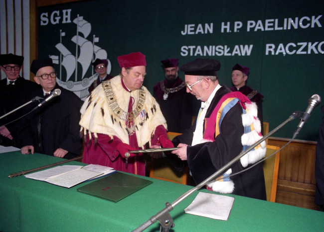 JM Rektor prof. Aleksander Müller wręcza dyplom doktora honoris causa SGH prof. Jean H.P. Paelnick