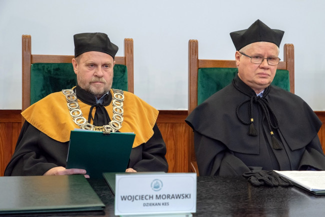 Uroczystość nadania tytułu doktora honoris causa SGH profesorowi​ Jerzemu Hausnerowi. Prof. Jerzy Hausner i prof. Wojciech Morawski, dziekan Kolegium Ekonomiczno-Społecznego